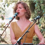 Cantante e pianista professionista diplomata in Conservatorio